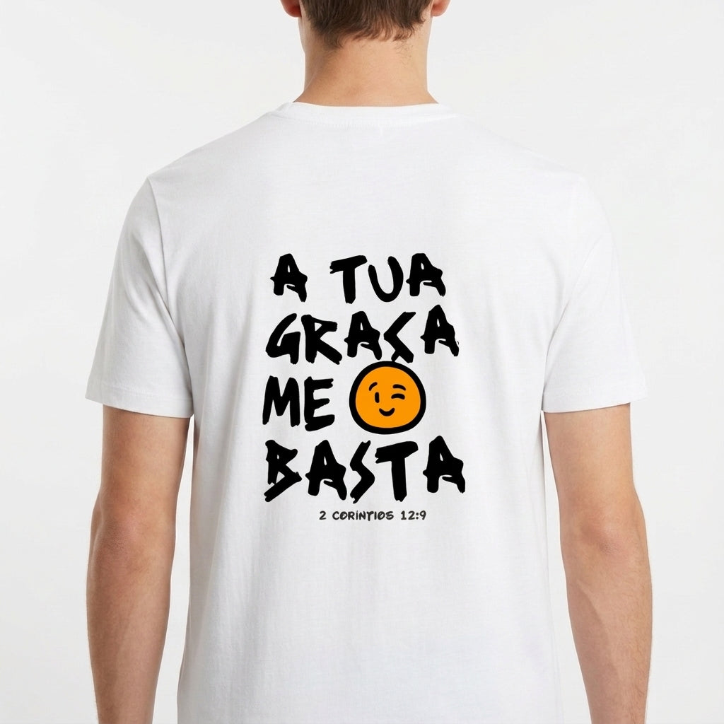 Camiseta com estampa frontal de "2 Coríntios 12:9" e estampa traseira de "A Tua Graça Me Basta" acompanhada por um simpático emoji centralizado.