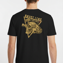 Camiseta com estampa frontal de caveira com óculos táticos dentro de triângulo e estampa traseira de caveira com mesma temática, escrita "Ghost Lens Tactical".