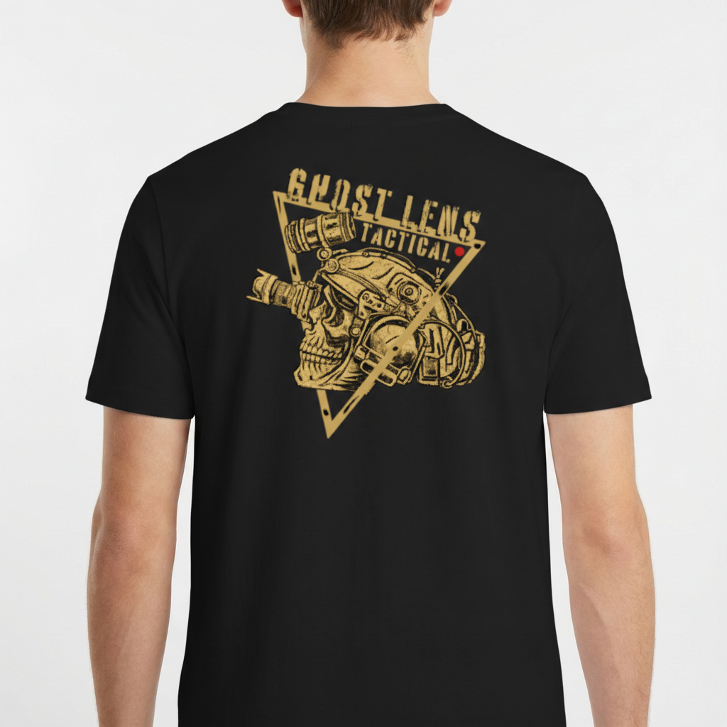 Camiseta com estampa frontal de caveira com óculos táticos dentro de triângulo e estampa traseira de caveira com mesma temática, escrita "Ghost Lens Tactical".