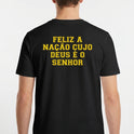 Camiseta com estampa frontal de bandeira do Brasil e "SALMOS 33, 12", e estampa traseira de texto "FELIZ A NAÇÃO CUJO DEUS É O SENHOR".