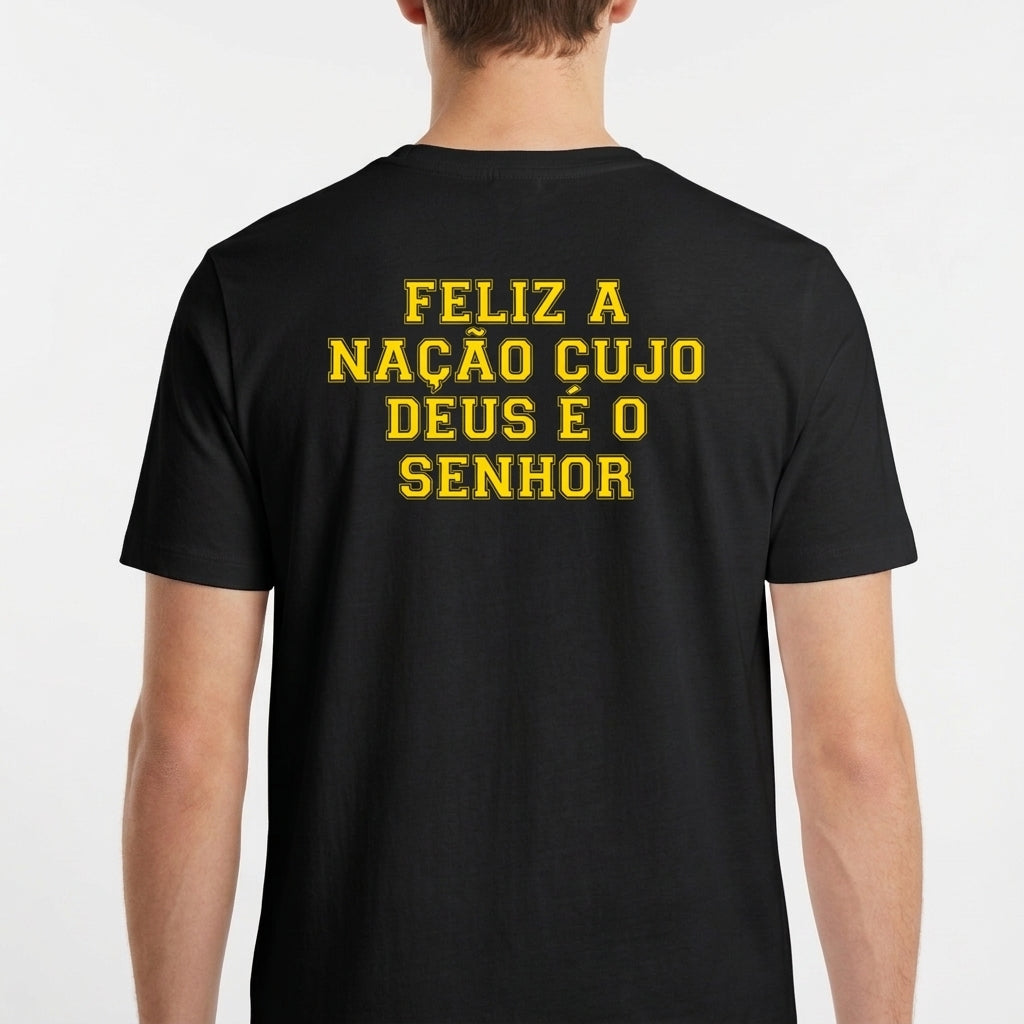 Camiseta com estampa frontal de bandeira do Brasil e "SALMOS 33, 12", e estampa traseira de texto "FELIZ A NAÇÃO CUJO DEUS É O SENHOR".