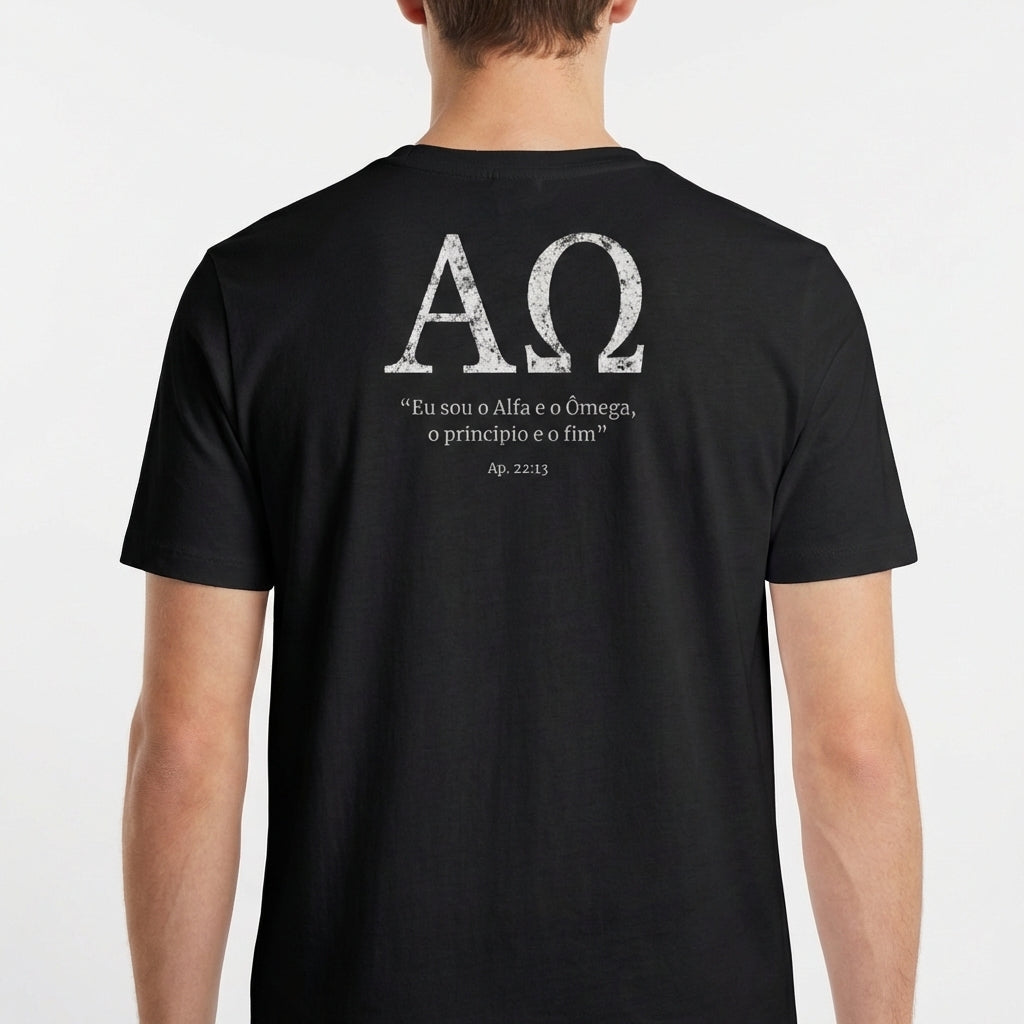 Camiseta com estampa frontal de "AΩ" e estampa traseira de "AΩ" acompanhada da frase "Eu sou o Alfa e o Ômega, o princípio e o fim" Ap. 22:13.