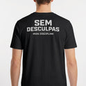 Camiseta com estampa frontal de "IRON DISCIPLINE" acompanhada de desenho de barras, e estampa traseira de "SEM DESCULPAS IRON DISCIPLINE" em letras destacadas.