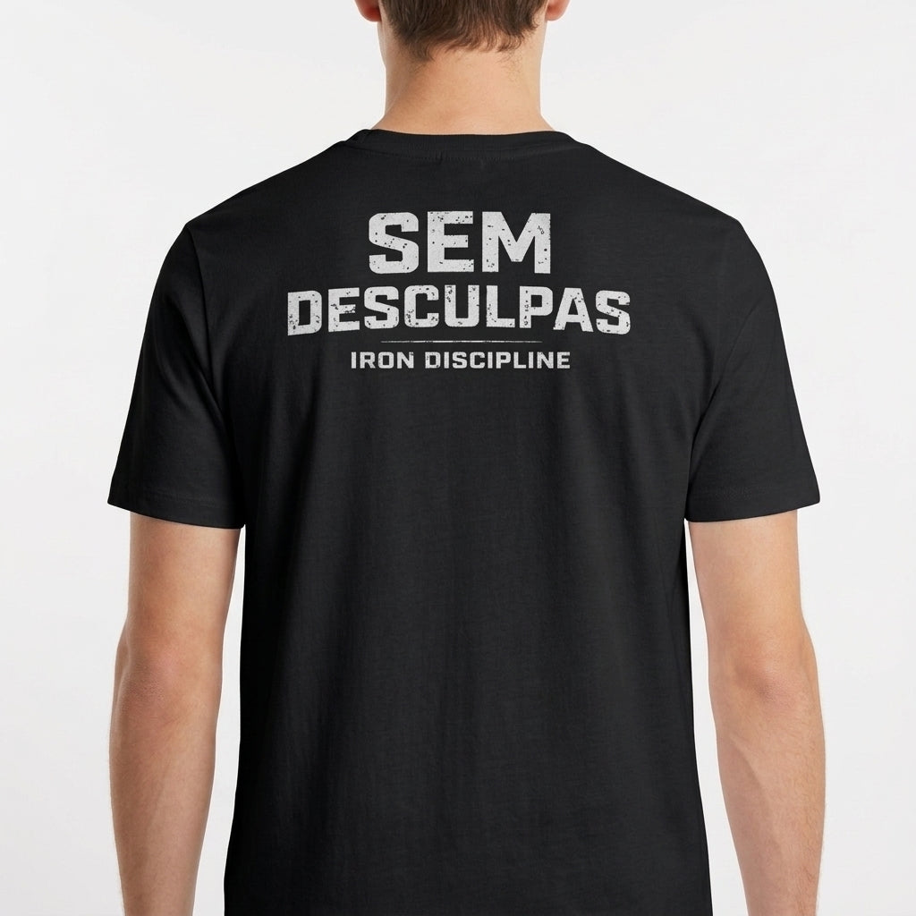 Camiseta com estampa frontal de "IRON DISCIPLINE" acompanhada de desenho de barras, e estampa traseira de "SEM DESCULPAS IRON DISCIPLINE" em letras destacadas.