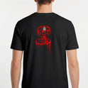 Camiseta com estampa frontal de texto estilizado "No Mercy Club" com efeito de gotejamento e estampa traseira de cobra ameaçadora também com gotejamento.