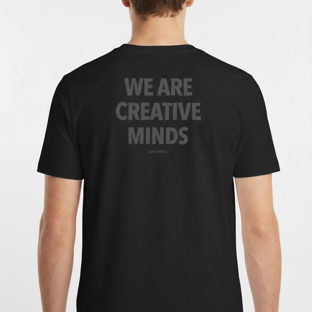 Camiseta com estampa frontal de "WE ARE CREATIVE MINDS" em letras pequenas no canto e estampa traseira da mesma frase em letras grandes com "just ship it" abaixo.