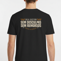 Camiseta com estampa frontal de um emblema pequeno com a palavra "VALA" e estampa traseira com texto "VALA KUSTOM SEM DESCULPAS SEM REMORSOS" e detalhes geométricos.