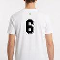 Camiseta com estampa frontal de escudo com a sigla "CBF" e estampa traseira de número grande "6" em estilo tridimensional.