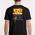Camiseta com estampa frontal de guerreiro musculoso segurando uma arma sobre fundo circular e estampa traseira de personagem em pose poderosa com texto.