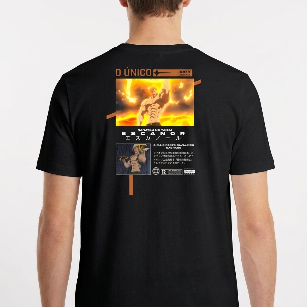 Camiseta com estampa frontal de guerreiro musculoso segurando uma arma sobre fundo circular e estampa traseira de personagem em pose poderosa com texto.
