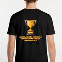 Camiseta com estampa frontal de troféu estilizado pequeno e estampa traseira de troféu grande sobre frase "QUEM VENCER HERDARÁ TODAS ESSAS COISAS APOCALIPSE 21:7".