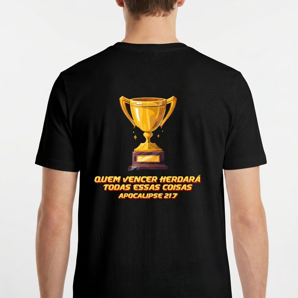 Camiseta com estampa frontal de troféu estilizado pequeno e estampa traseira de troféu grande sobre frase "QUEM VENCER HERDARÁ TODAS ESSAS COISAS APOCALIPSE 21:7".