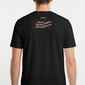 Camiseta com estampa frontal de texto "PREACHING John 3:16" em vermelho e estampa traseira com mix de textos, incluindo "JOÃO 3" e elementos sublinhados.