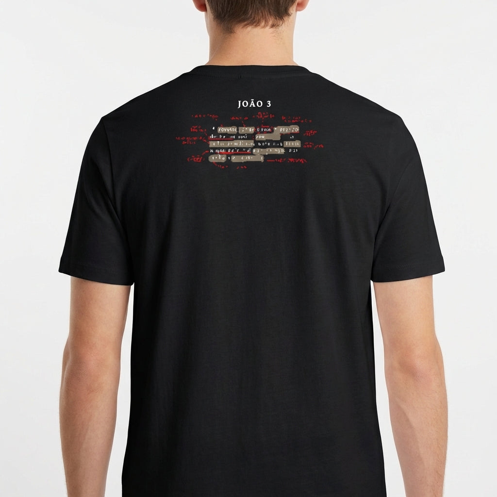 Camiseta com estampa frontal de texto "PREACHING John 3:16" em vermelho e estampa traseira com mix de textos, incluindo "JOÃO 3" e elementos sublinhados.
