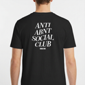 Camiseta com estampa frontal de texto estilizado "ANTI ABNT SOCIAL CLUB" e estampa traseira ampliada do mesmo texto acompanhada de pequeno "NO BRUXO STUDIOS".