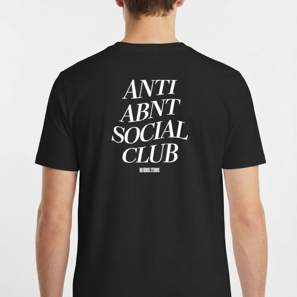 Camiseta com estampa frontal de texto estilizado "ANTI ABNT SOCIAL CLUB" e estampa traseira ampliada do mesmo texto acompanhada de pequeno "NO BRUXO STUDIOS".