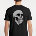 Camiseta com estampa frontal de letras estilizadas "Reals M.C. 4 Anos" em grafite e estampa traseira de um crânio segurando um cartão com símbolo.