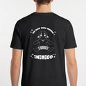 Camiseta com estampa frontal de pequeno disco voador minimalista e estampa traseira de personagem desenhado, com dizeres "Eu sou meu maior inimigo" em destaque.