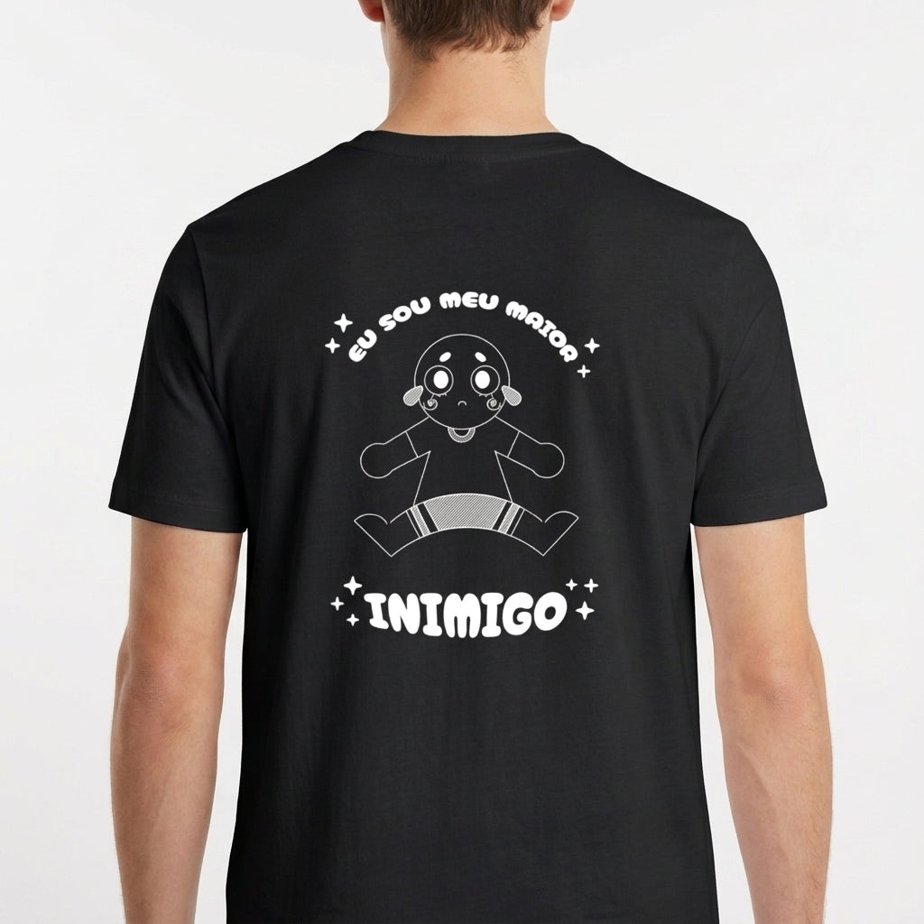 Camiseta com estampa frontal de pequeno disco voador minimalista e estampa traseira de personagem desenhado, com dizeres "Eu sou meu maior inimigo" em destaque.