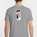 Camiseta com estampa frontal de letras estilizadas "Carranca & Labs" e estampa traseira de um desenho gráfico de figura caricata com expressão marcante.