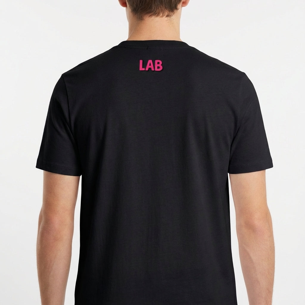 Camiseta com estampa frontal de cruz contendo a frase "Lugar abençoado" e símbolo decorativo, e estampa traseira de texto "LAB" em destaque.