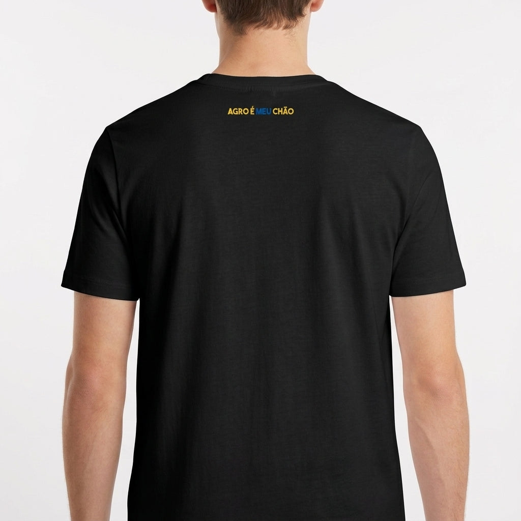 Camiseta com estampa frontal da palavra "BRASIL" composta por imagens icônicas e detalhes diversos, e estampa traseira discreta em texto estilizado na parte superior.