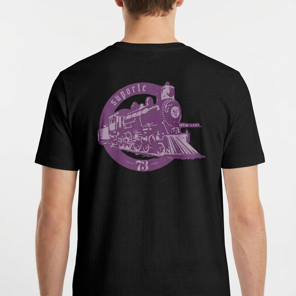 Camiseta com estampa frontal de locomotiva circular e texto "suporte 73", e estampa traseira maior similar, destacando detalhes vintage da locomotiva.