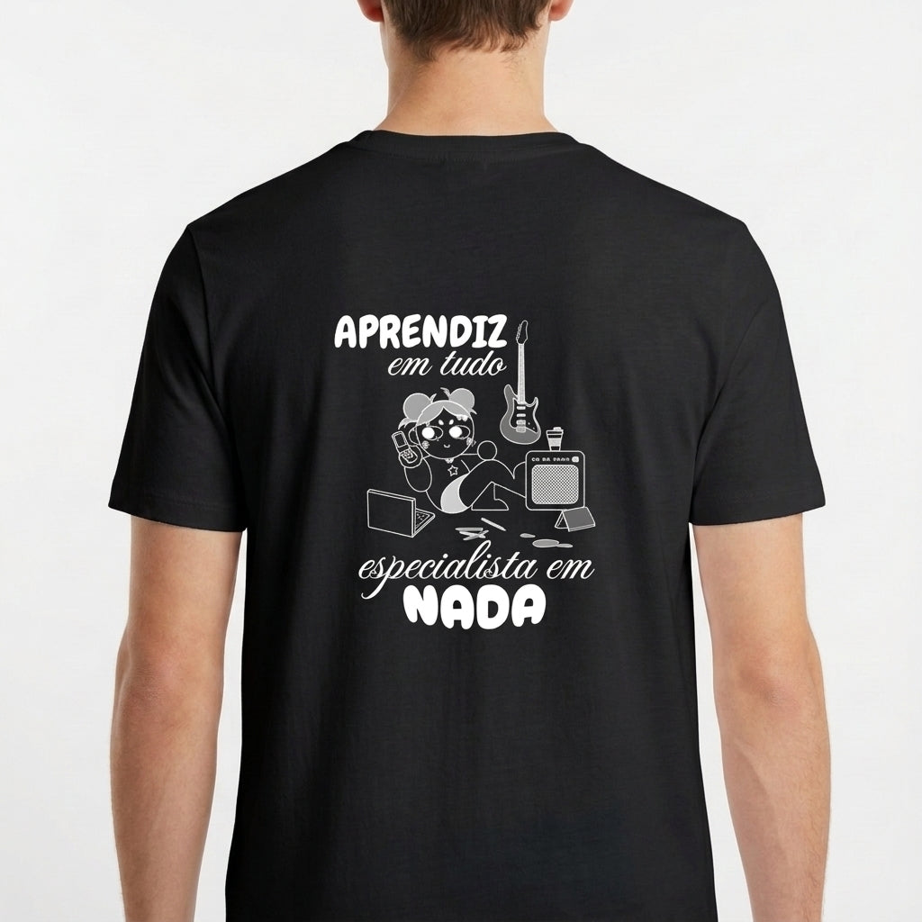 Camiseta com estampa frontal de urso dormindo sobre um crescente e estampa traseira de personagem com laptop e instrumentos musicais, texto "aprendiz em tudo, especialista em nada".