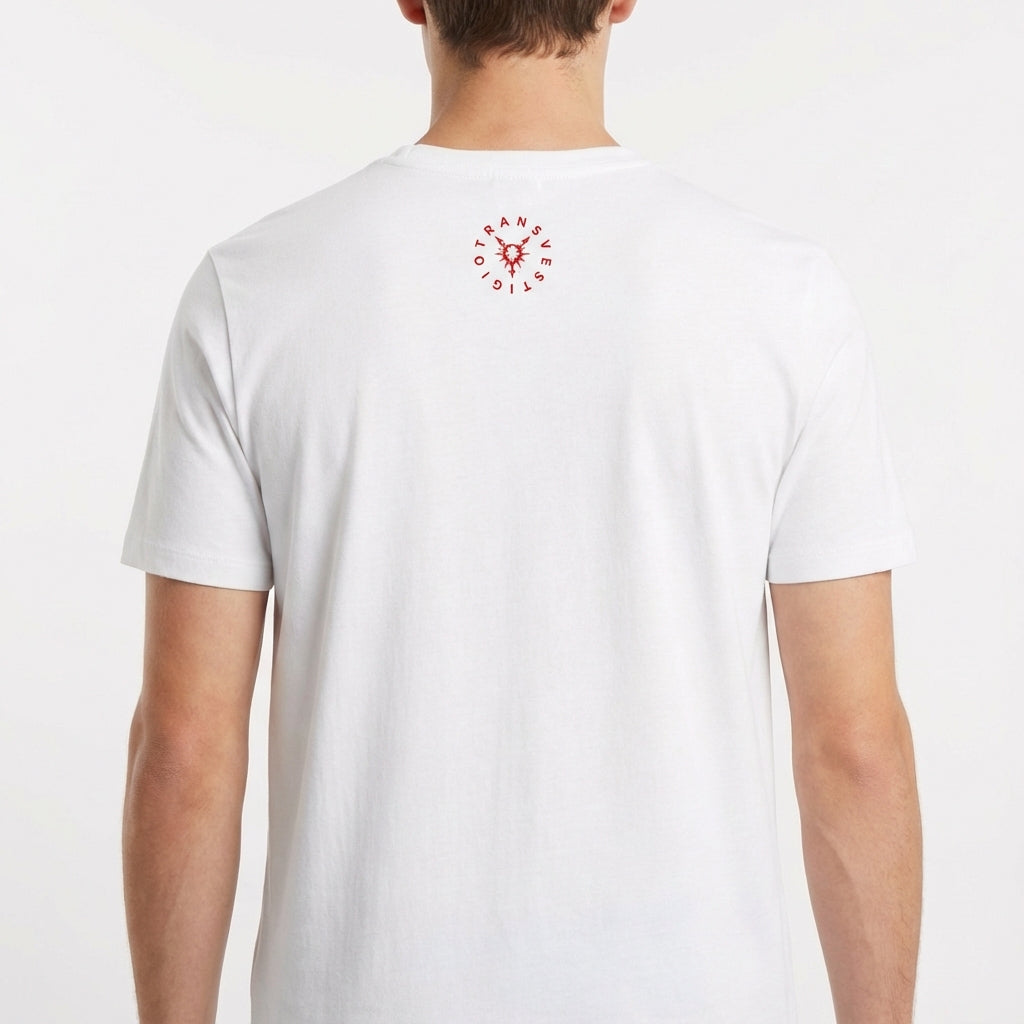 Camiseta com estampa frontal de texto "EU ❤️ TRANSMASCs" ao lado de um coração flechado, e estampa traseira circular com símbolo e palavra "TRANSVERSICAL".