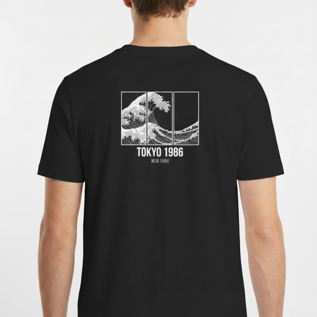 Camiseta com estampa traseira de onda dividida em três painéis, acompanhada do texto "TOKYO 1986" e caracteres japoneses abaixo.