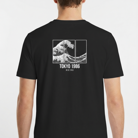 Camiseta com estampa traseira de onda dividida em três painéis, acompanhada do texto "TOKYO 1986" e caracteres japoneses abaixo.
