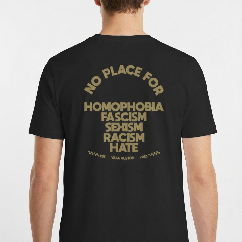 Camiseta com estampa frontal de logotipo estilizado "VALA" e estampa traseira com texto em negrito "NO PLACE FOR" seguido de palavras contra discriminação e ódio.