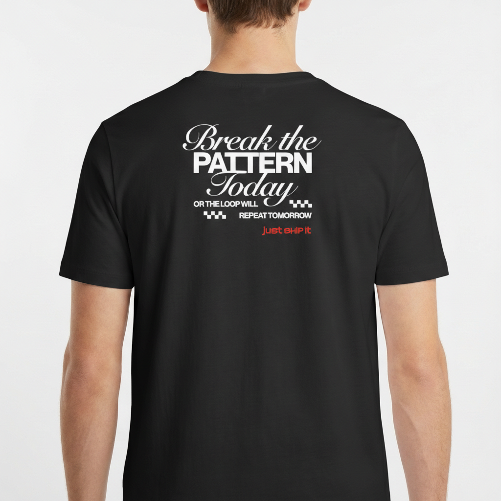 Camiseta com estampa frontal de elementos gráficos e texto "just ship it" e estampa traseira com frase inspiradora em vários estilos tipográficos.