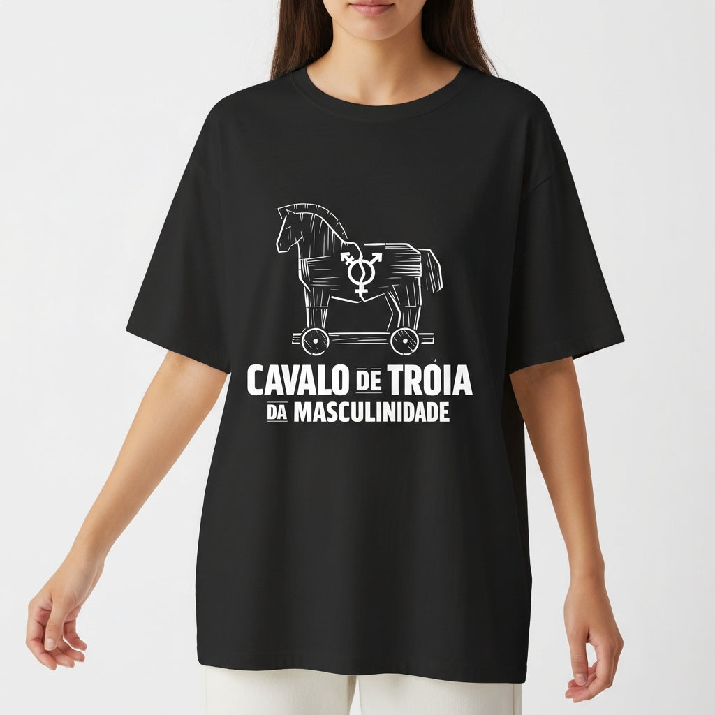 Camiseta com estampa frontal de cavalo de Tróia com símbolo masculino e texto "CAVALO DE TRÓIA DA MASCULINIDADE" e estampa traseira de logotipo circular.