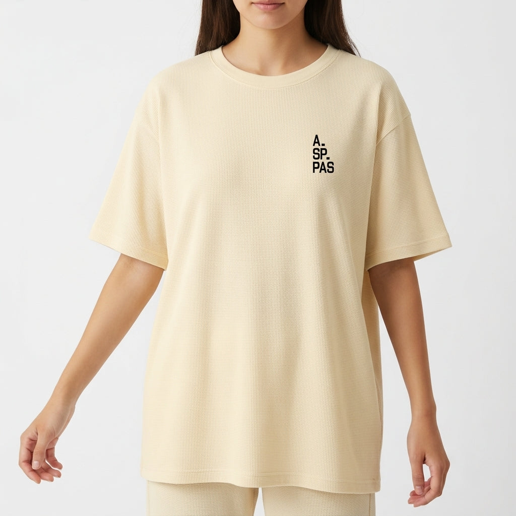 Camiseta com estampa frontal de texto vertical "A.SP.PAS" e estampa traseira de mapa em linhas com "1554" ao centro e "São Paulo" abaixo.