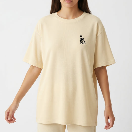 Camiseta com estampa frontal de texto vertical "A.SP.PAS" e estampa traseira de mapa em linhas com "1554" ao centro e "São Paulo" abaixo.
