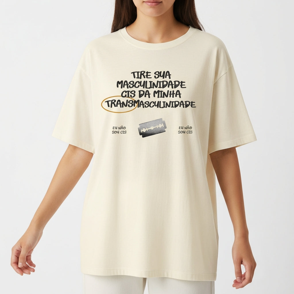 Camiseta com estampa frontal de lettering com mensagem de afirmação e imagem de lâmina, e estampa traseira de logotipo circular com ilustração central.