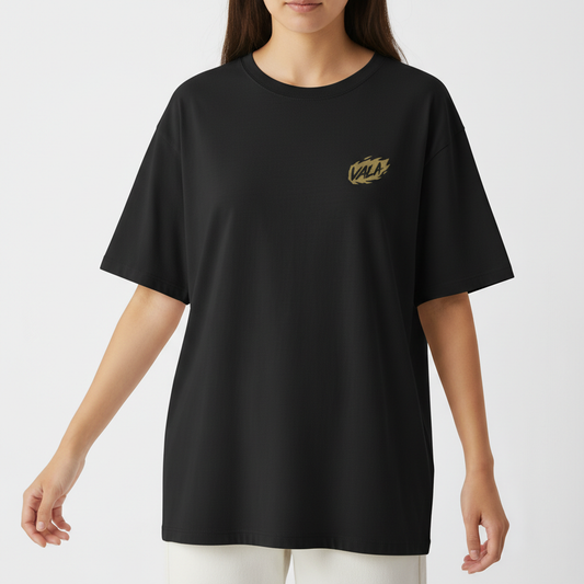 Camiseta com estampa frontal de logo estilizado junto de raios e estampa traseira de mensagem em lista contra homofobia, fascismo, sexismo, racismo e ódio.