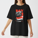 Camiseta com estampa frontal de um lobo uivante sobreposto a letras maiúsculas "BAD MOON", em contraste com uma paisagem de floresta ao fundo.