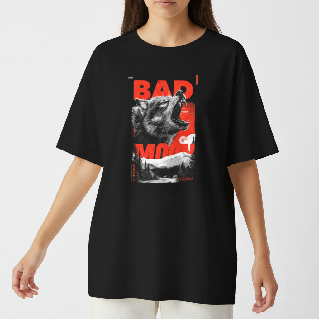 Camiseta com estampa frontal de um lobo uivante sobreposto a letras maiúsculas "BAD MOON", em contraste com uma paisagem de floresta ao fundo.
