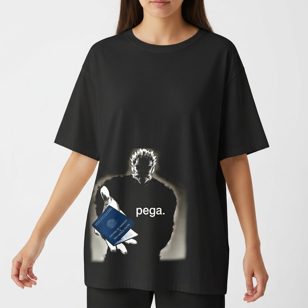 Camiseta com estampa frontal de personagem estilizado segurando um passaporte com a palavra "pega" em destaque logo abaixo, criando um design expressivo.