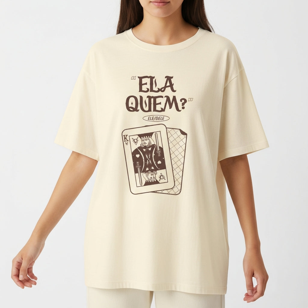Camiseta com estampa frontal de uma carta de baralho estilizada ao lado de texto "Ela Quem?" e estampa traseira de símbolo gráfico minimalista.