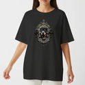 Camiseta com estampa frontal de um cão Rottweiler vestido com boina e gravata dentro de uma moldura decorativa, com textos ao redor destacando o tema.