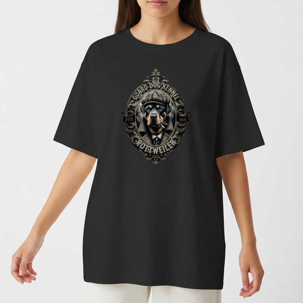 Camiseta com estampa frontal de um cão Rottweiler vestido com boina e gravata dentro de uma moldura decorativa, com textos ao redor destacando o tema.