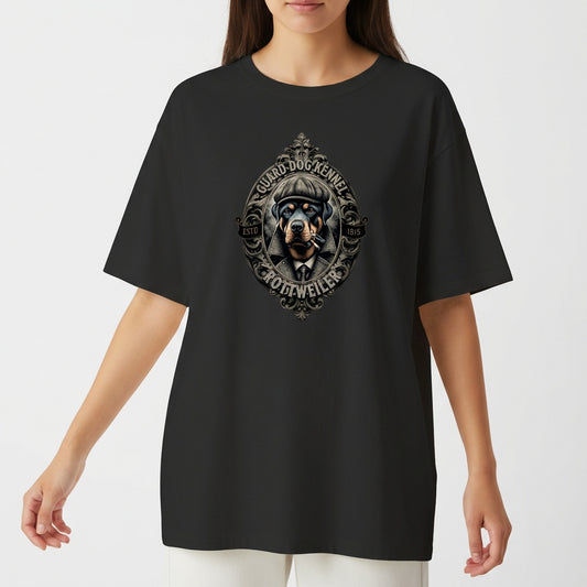 Camiseta com estampa frontal de um cão Rottweiler vestido com boina e gravata dentro de uma moldura decorativa, com textos ao redor destacando o tema.