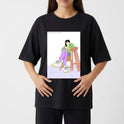 Camiseta com estampa frontal de uma figura feminina sentada de forma relaxada em uma cadeira, usando roupas casuais e tênis, sobre superfície quadrada.