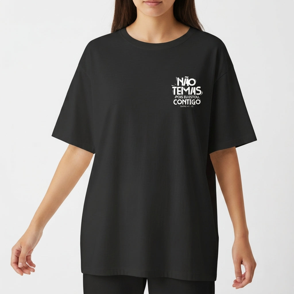 Camiseta com estampa frontal de texto estilizado "NÃO TEMAS, POIS EU ESTOU CONTIGO" e estampa traseira de mesma frase em destaque no centro.