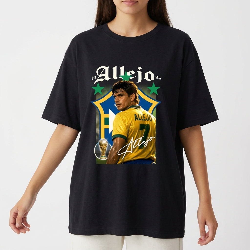 Camiseta com estampa frontal de um jogador de futebol com nome e número nas costas, sobre escudo estilizado, dois anos e estrelas, além de uma taça.