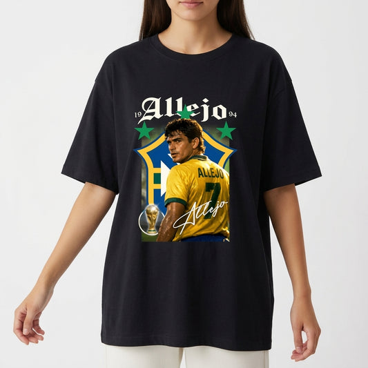 Camiseta com estampa frontal de um jogador de futebol com nome e número nas costas, sobre escudo estilizado, dois anos e estrelas, além de uma taça.