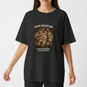 Camiseta com estampa frontal de duas figuras praticando artes marciais em cena detalhada, com textos inspiradores acima e abaixo, e estampa traseira de texto "IRON DISCIPLINE".
